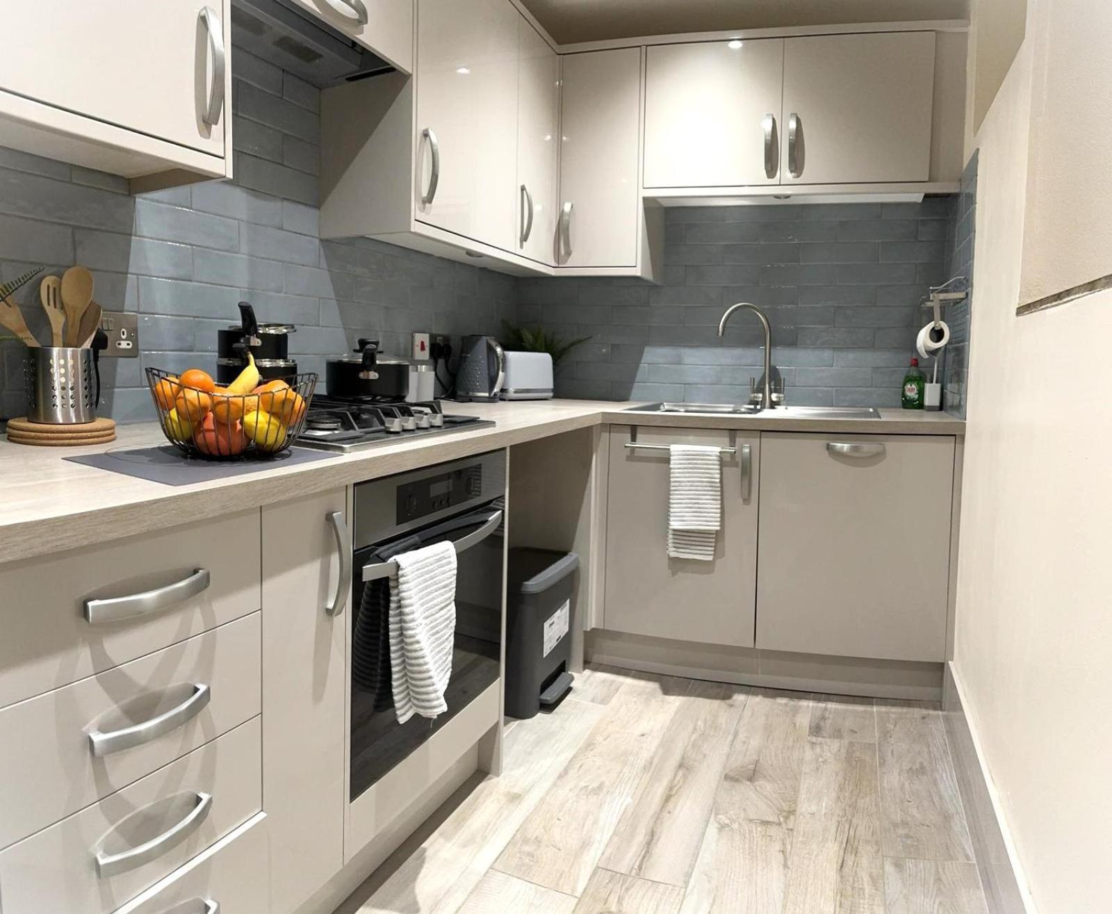 Large Cosy 2 Bedroom Ground Floor Flat In Stevenage Sg1 Sleeps 4-5 Free Parking Exterior foto